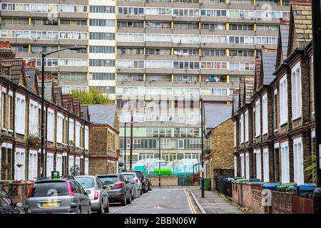 Traditionelle englische Reihenhäuser mit riesigen gemeindeblock Taplow House, Aylesbury Estate im Hintergrund im Südosten Londons Stockfoto