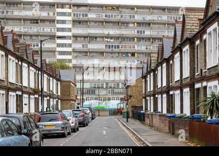 Traditionelle englische Reihenhäuser mit riesigen gemeindeblock Taplow House, Aylesbury Estate im Hintergrund im Südosten Londons Stockfoto