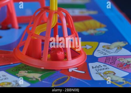 Gefangengenommene und gekaltete Plastikmaus auf der Mouse Trap, Mousetrap Boardspiel. Stockfoto