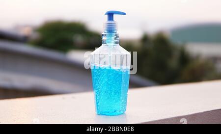 Alkoholbasierte Handdesinfizierer Gel zum Schutz vor Corona-Viren oder Covid-19-Pandemie. Stockfoto