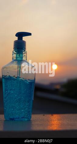 Alkoholbasierte Handdesinfizierer Gel zum Schutz vor Corona-Viren oder Covid-19-Pandemie. Stockfoto