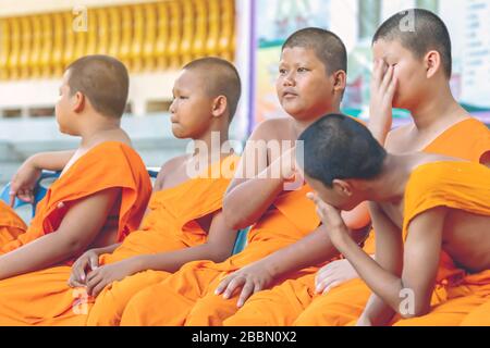 KANCHANABURI-THAILAND, 17.2019: Unidentifizierte Novizen sitzen und warten auf die Wassergießfeier auf dem Songkra-Festival am 17. april im Tempel. Stockfoto