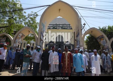 Menschen führen 'Jummah Prayer' als Vorsichtsmaßnahme gegen COVID-19 durch. Bisher wurden in Bangladesch 44 Menschen mit Covid-19 infiziert, von denen 5 starben Stockfoto