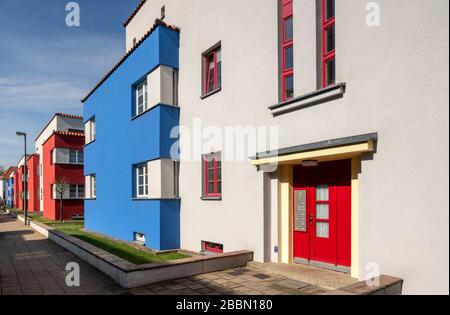 Celle, Wohnungssiedlung italienischer Garten von Otto Haesler, 1925 Fertiggestell, Sechsfamilienhäuser (blau) und Vierfamilienhäuser (rot), Straßenseite Stockfoto