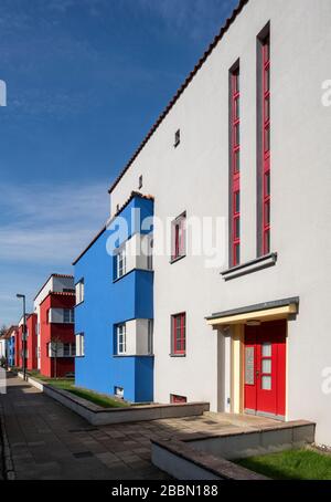 Celle, Wohnungssiedlung italienischer Garten von Otto Haesler, 1925 Fertiggestell, Sechsfamilienhäuser (blau) und Vierfamilienhäuser (rot), Straßenseite Stockfoto