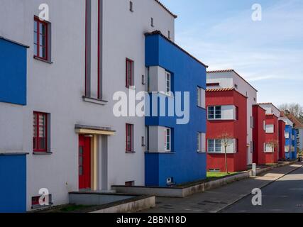 Celle, Wohnungssiedlung italienischer Garten von Otto Haesler, 1925 Fertiggestell, Sechsfamilienhäuser (blau) und Vierfamilienhäuser (rot), Straßenseite Stockfoto