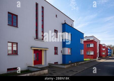 Celle, Wohnungssiedlung italienischer Garten von Otto Haesler, 1925 Fertiggestell, Sechsfamilienhäuser (blau) und Vierfamilienhäuser (rot), Straßenseite Stockfoto