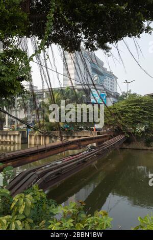 Jakarta, Indonesien - 13. Juli 2019: Zugangstor eine der zahlreichen Brücken für die Durchfahrt von Rohren und elektrischen Kabeln in Jakarta. Stockfoto