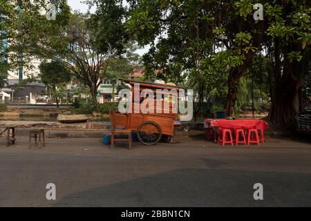 Jakarta, Indonesien - 13. Juli 2019: Ein Straßengastralienstand bietet gebratenen Reis und andere typische Köstlichkeiten mitten in der Kartini Raya Street. Stockfoto