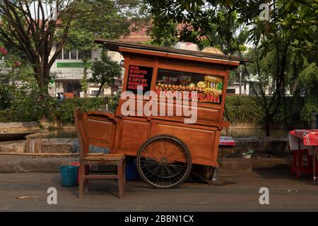 Jakarta, Indonesien - 13. Juli 2019: Ein Straßengastralienstand bietet gebratenen Reis und andere typische Köstlichkeiten mitten in der Kartini Raya Street. Stockfoto