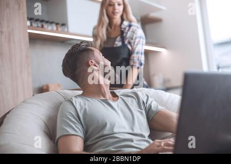 Junge Familie verbringt freie Zeit in der Küche Stockfoto