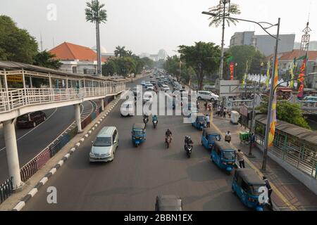 Jakarta, Indonesien - 13. Juli 2019: Eine lange Schlange Tuk Tuk wartet auf neue Kunden, die irgendwo entlang der Dr. Sutomo Straße in Zentral Jakarta hinfahren. Stockfoto