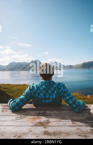 Man genießt Meerblick Resort Reise Sommer Tourismus Urlaub im Freien in Norwegen gesunder Lebensstil Erfolg Wellness Konzept Stockfoto