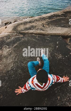 Allein am Strand sitzender Mann Reisen Lifestyle-Urlaub im Freien Draufsicht Person genießen Blick auf das Meer Einsamkeit Kontemplation Stockfoto