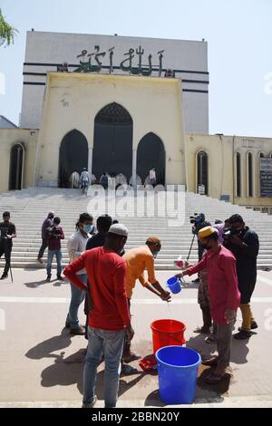 Menschen waschen Hände mit antibakterieller Seife als Vorsichtsmaßnahme COVID-19 vor dem Betreten der Moschee zum Gebet zu verhindern. Insgesamt haben 44 Personen Stockfoto