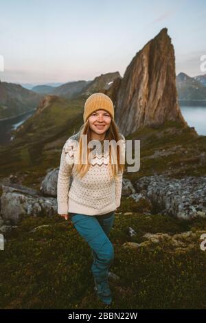 Alleinreisende Frau in Norwegen Abenteuer skandinavische Ferien gesunder Lebensstil nachhaltiger Tourismus Alleinfahrt Segla Berglandschaft Stockfoto