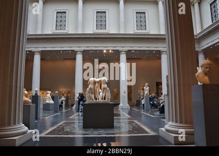 New YORK CITY - 22. OKTOBER 2014: Griechische und römische Galerie im Metropolitan Museum of Art.The Met ist das größte Kunstmuseum der Vereinigten Staaten Stockfoto