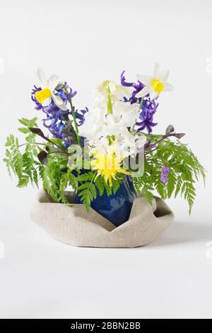 Frühlingsblumen in einer blauen Kanne. Hyazinths, Narzisse und Veilchen. Stockfoto