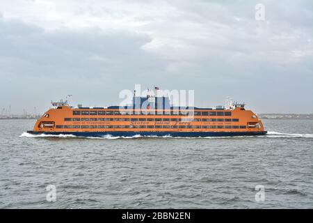 NEW YORK CITY, USA - 15. OKTOBER 2014: Staten Island Ferry fährt nach Manhattan. Die Fähre befördert mehr als 21 Millionen Passagiere pro Jahr Stockfoto