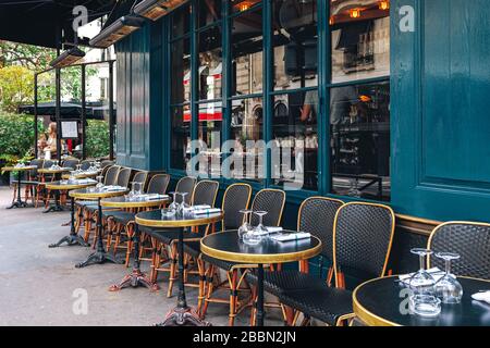 Tische und Stühle im Café im Freien in Paris, Frankreich. Stockfoto
