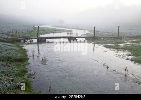 Eine Fußgängerbrücke am Fluss Ebble im Dorf Fifield Bavant in Wiltshire. Stockfoto