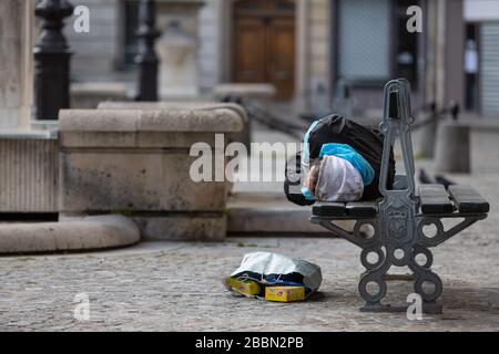 Paris, Frankreich. März 2020. Am 31. März 2020 schläft ein möglicherweise obdachloser Mann auf einer Bank in Paris, Frankreich. (Foto von Daniel Brown/Sipa USA) Credit: SIPA USA/Alamy Live News Stockfoto