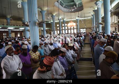 Menschen führen 'Jummah Prayer' als Vorsichtsmaßnahme gegen COVID-19 durch. Bisher wurden in Bangladesch 44 Menschen mit Covid-19 infiziert, von denen 5 starben Stockfoto