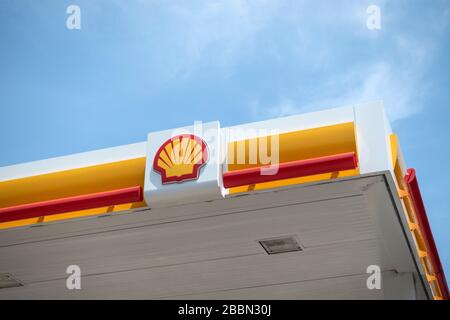 Tokio, Japan - 26. Mai 2018. Shell-Logo auf einer Tankstelle. Shell ist ein britisch-niederländisches Öl- und Gasunternehmen mit Hauptsitz in den Niederlanden und einer Unternehmensgründung Stockfoto