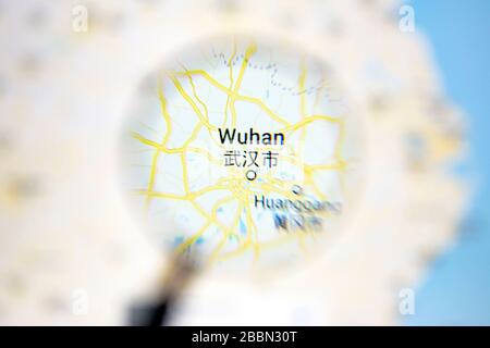 Ostersund, Schweden - Mars 28, 2020: Wuhan auf Google Maps unter einer Lupe. Wuhan ist die Stadt im Zentrum von Coronavirus. Stockfoto
