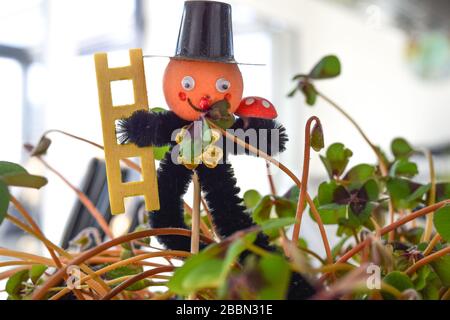 Schornsteinfegerfigur im vierblättrigen Kleeblatt für ein glückliches, glückliches Neujahr Stockfoto
