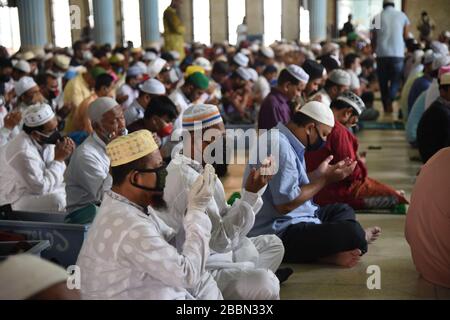 Menschen führen 'Jummah Prayer' als Vorsichtsmaßnahme gegen COVID-19 durch. Bisher wurden in Bangladesch 44 Menschen mit Covid-19 infiziert, von denen 5 starben Stockfoto