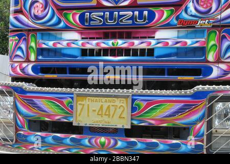 Hell dekorierter Truck in der lokalen Tradition vieler Farben, Thailand Stockfoto