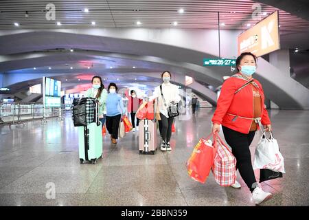 (200401) -- GUANGZHOU, 1. April 2020 (Xinhua) -- Wanderarbeiter aus dem Kreis Rongjiang kommen am 13. März 2020 in Guangzhou in der südchinesischen Provinz Guangdong an. Als eine der neun von Armut betroffenen Counties in der Provinz Guizhou, die nicht aus der Armut herausgehoben wurden, hat sich der Kreis Rongjiang darauf konzentriert, die Wiederaufnahme der Produktion von Unternehmen im Landkreis und den Export von Arbeitsdiensten seit Februar zu fördern. Bisher waren mehr als 140.000 Menschen unter den vorhandenen 190.000 Arbeitern im Rongjiang County beschäftigt. (Foto von Wang Bingzhen/Xinhua) Stockfoto