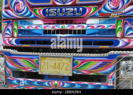 Hell dekorierter Truck in der lokalen Tradition vieler Farben, Thailand Stockfoto