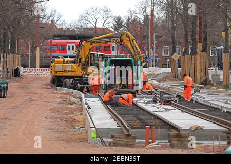 Magdeburg, Deutschland. März 2020. Die Bauarbeiter legen Straßenbahngleise für die Magnetburger Verkehrsbetriebe in der Landeshauptstadt Sachsen-Anhalt an. Auf der Baustelle gibt es wegen des Corona-Virus immer noch keine Verzögerungen. Der Bauabschnitt ist ein weiterer Abschnitt des Südwestübergangs. Kredit: Peter Gercke / dpa-Zentralbild / ZB / dpa / Alamy Live News Stockfoto