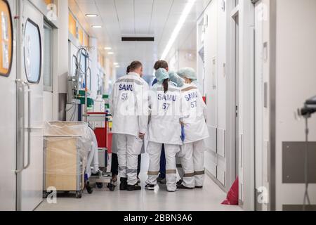 Essen, Deutschland. April 2020. Ärzte aus Frankreich diskutieren vor einem Patientenzimmer in der Intensivstation des Universitätsklinikums Essen, in dem ein Corona-Patient aus Frankreich behandelt wird. Heute wurden weitere schwer an Covid-19 erkrankte Patienten von Frankreich nach Essen geflogen. Credit: Marcel Kusch / dpa / Alamy Live News Stockfoto