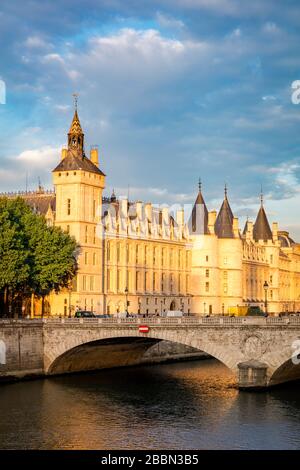 Sonneneinstrahlung am frühen Morgen auf der berüchtigten Concierge und Pont au change über die seine, Paris, Frankreich Stockfoto