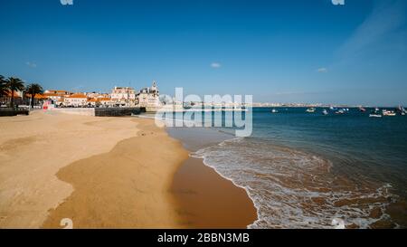 Leerer Strand Praia da Ribeira in Cascais, Portugal. Stockfoto