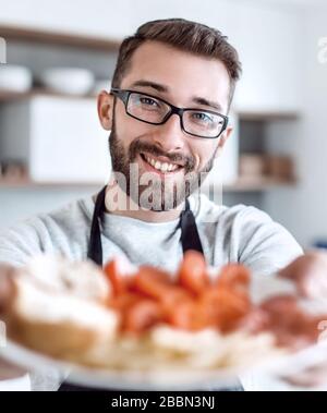 Platte von Sandwiches in den Händen eines attraktiven Mann Stockfoto