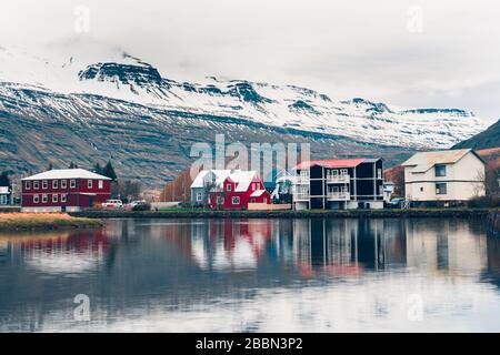 SEYDISFJORDUR, ISLAND, 19. OKTOBER 2019: Schöner Blick auf die Kleinstadt Seydisfjordur auf Ostisland. Die malerische ländliche Stadt. Schöne Landschaft in Stockfoto