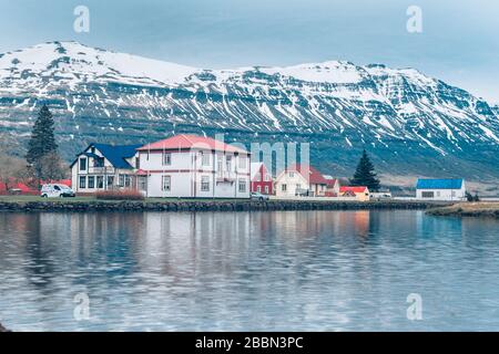 SEYDISFJORDUR, ISLAND, 19. OKTOBER 2019: Schöner Blick auf die Kleinstadt Seydisfjordur auf Ostisland. Die malerische ländliche Stadt. Schöne Landschaft in Stockfoto