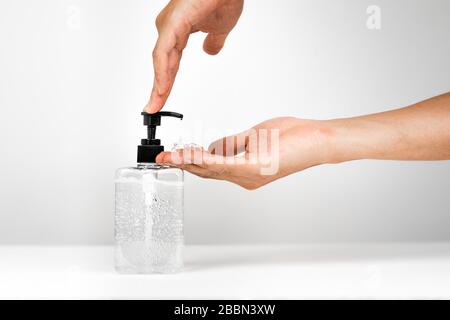 Alkoholgelreiniger, Vorbeugung von Krankheiten, Covid 19, Händepresser Stockfoto