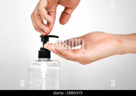 Alkoholgelreiniger, Vorbeugung von Krankheiten, Covid 19, Händepresser Stockfoto