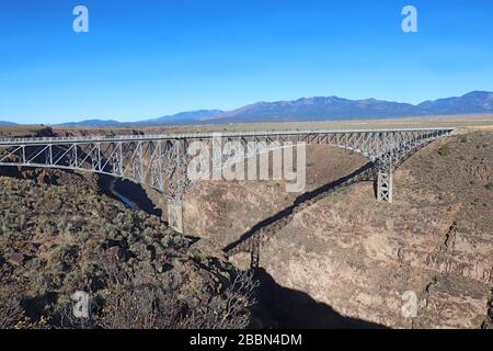 Die Rio Grande Gorge Bridge liegt 600 Meter über dem Fluss in der Nähe von Taos, New Mexico Stockfoto