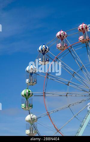 Vintage Retro Riesenrad auf blauen Himmel Stockfoto