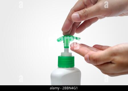 Waschen der Hand mit Händedesinfektionsmittel, um Coronavirus Kovid19 zu verhindern Stockfoto
