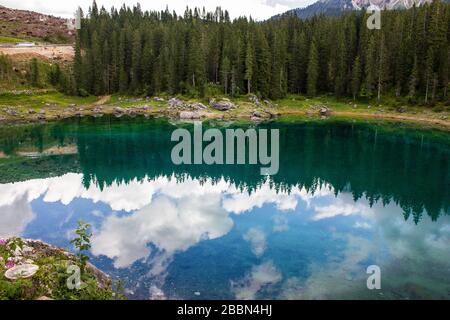 Blick auf den Karersee (Lago di Carezza), Südtirol, Italien Stockfoto