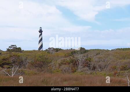 Der Leuchtturm von Cape Hatteras unweit der Stadt Buxton am äußeren Ufer von North Carolina vom Strand Stockfoto