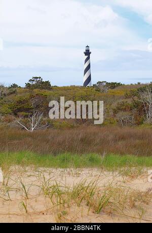 Der Cape Hatteras Leuchtturmturm nahe der Stadt Buxton am äußeren Ufer von North Carolina vom Strand senkrecht Stockfoto