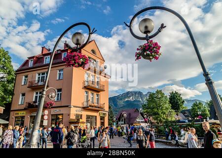 Krupówki, eine beliebte Einkaufsstraße für Touristen im Stadtzentrum von Zakopane in den polnischen Tatra-Bergen. Zakopane, Polen. Juli 2017. Stockfoto